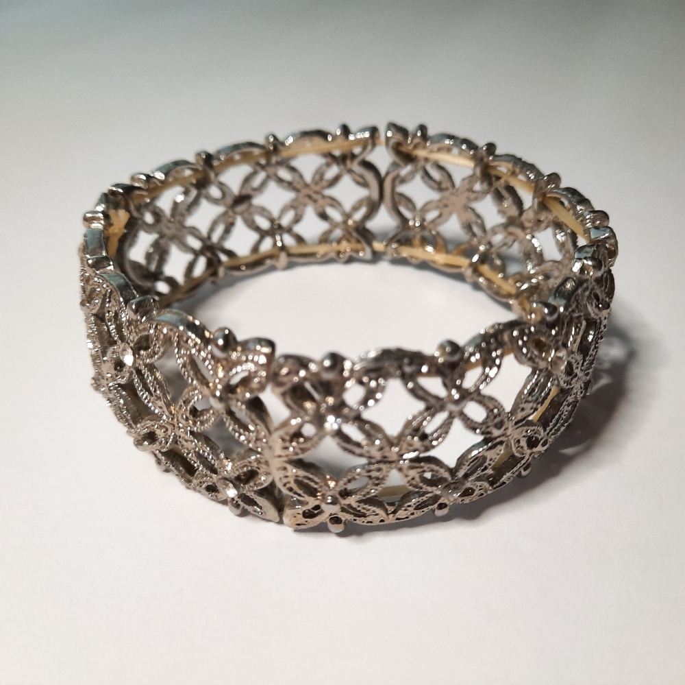 Stetch silver toned bracelet with elegant detail